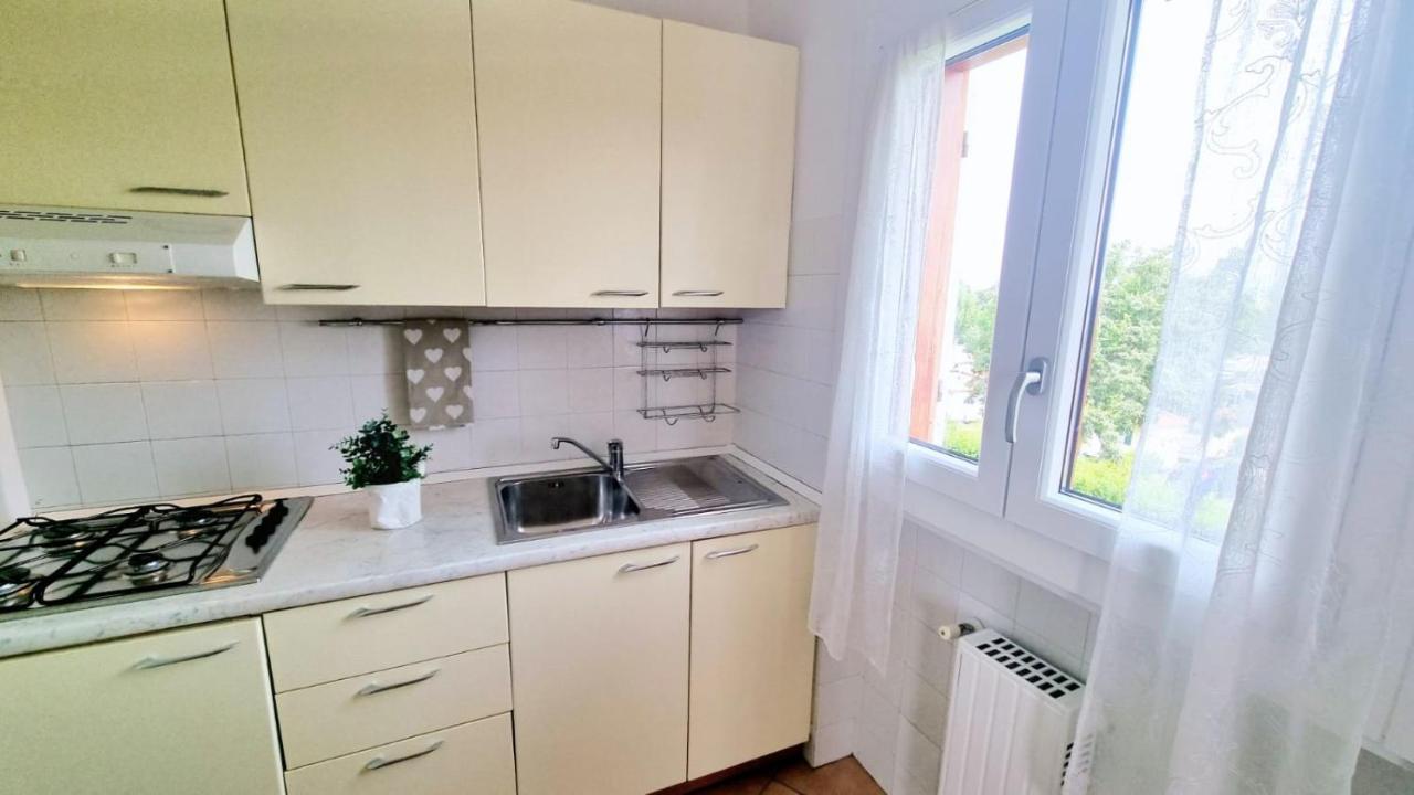 Lakeview Apartment *